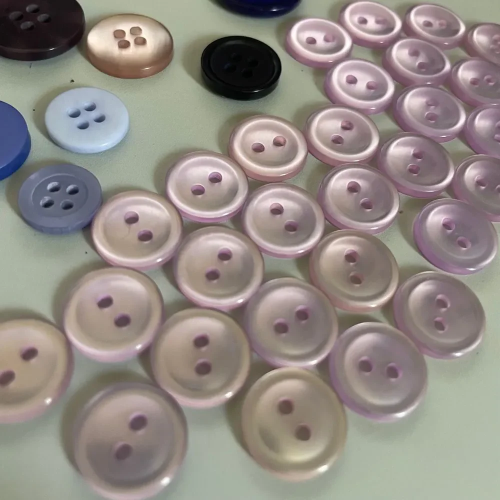 Lot sewing‎ Clothing buttons purple lilac fabric plastic  varied sizes